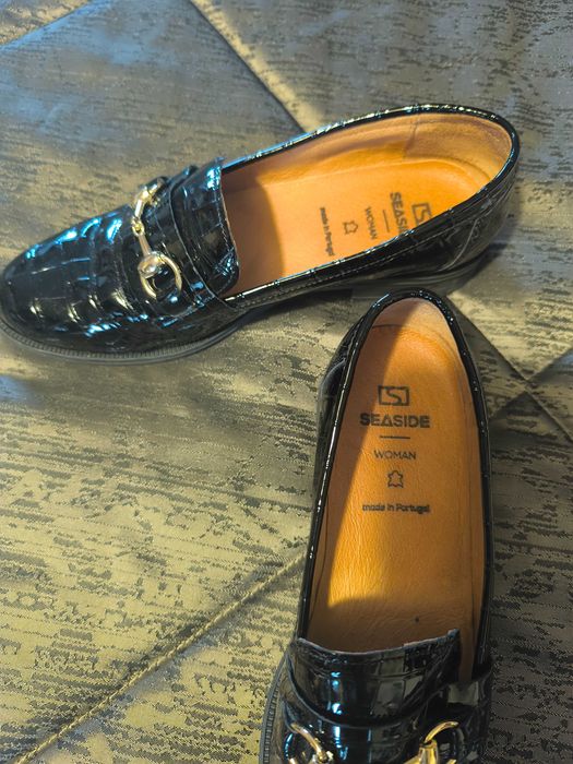 Sapatos pretos de mulher