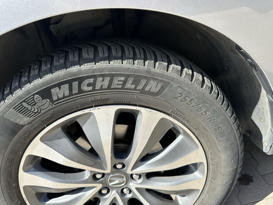 Acura MDX 2015 р, крутий сімейний кросовер