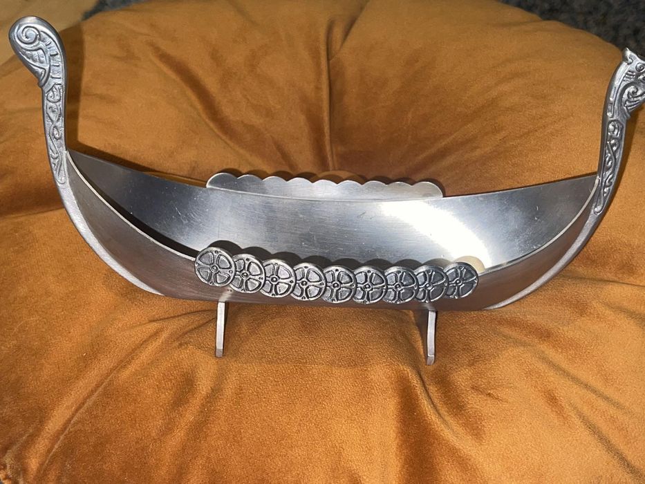 Оловянная чаша в виде корабля викингов.60-е года