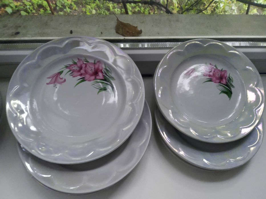 Продам набір тарілок і ложок.