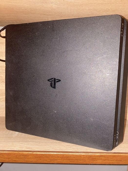 Продам свою Playstation 4 slim 600gb + джойстика, fifa21