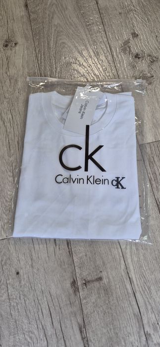 Продам білу футболку Келвин Кляйн