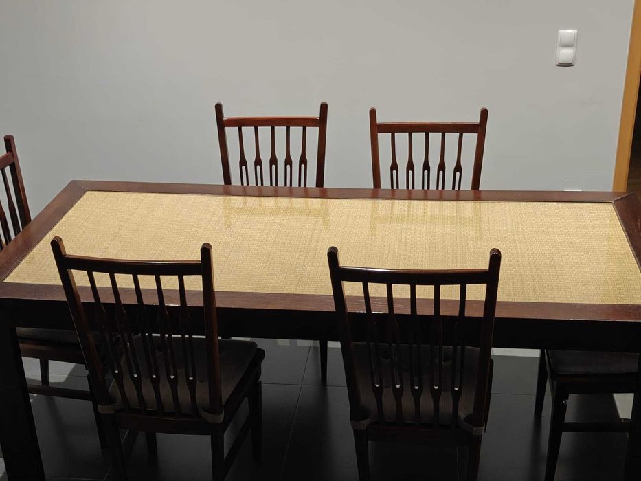 Mesa de madeira com cadeiras