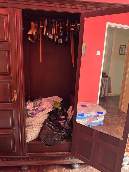 Roupeiro antigo em bom estado