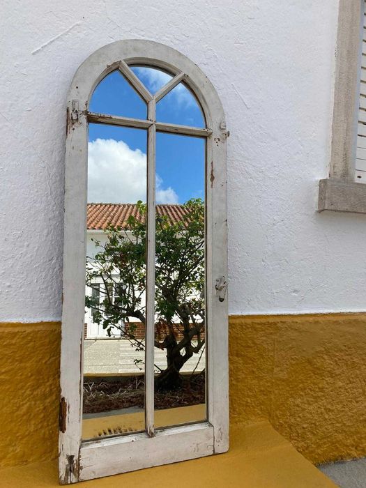 Janela antiga transformada em espelho, uma peça única com muito carácter e presença decorativa.