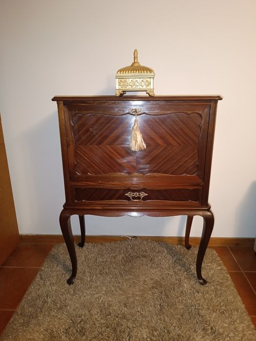Móvel bar antigo restaurado estilo Queen Anne em madeira de mogno