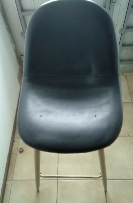 Cadeira de pés altos em pele