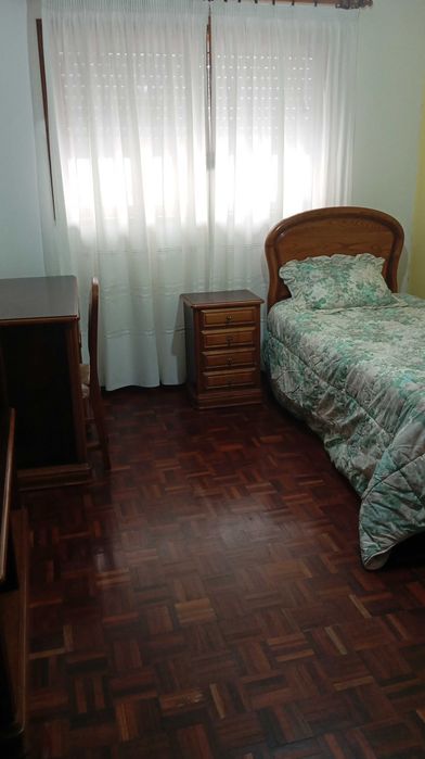 Quarto a menina  perto da faculdade de línguas, biologia, informática