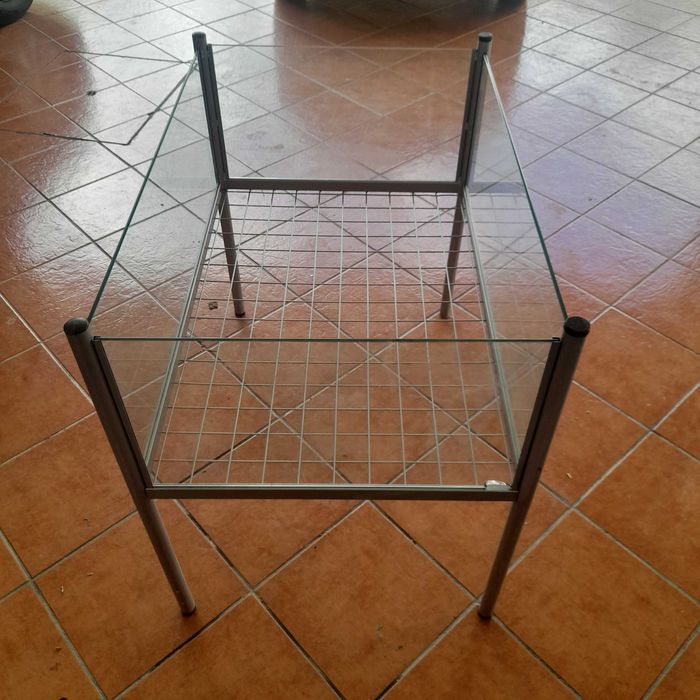 2 caixas metálicas com as laterais em vidro 96 x 65cm