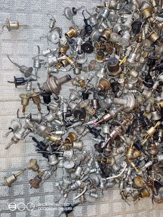 Ціла куча радіо деталей СССР.