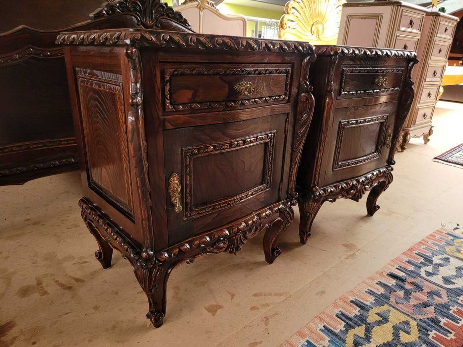 Mesas de cabeceira em madeira maciça trabalhada - Valor unitário