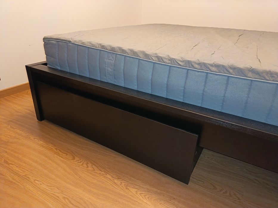 Cama com mesas de cabeceira