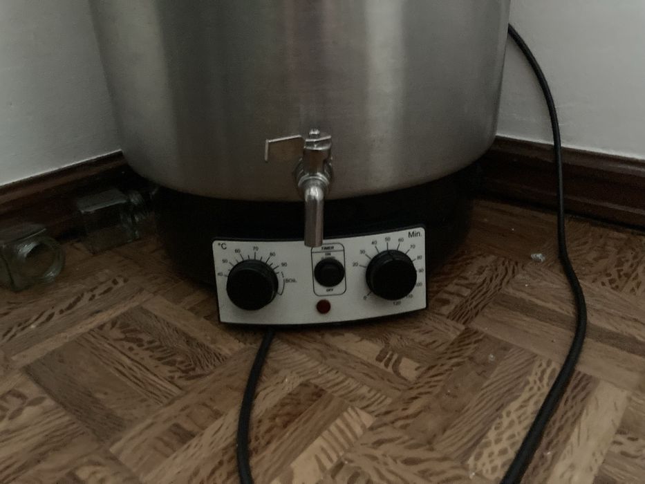 Panela elétrica para esterilizar frascos .