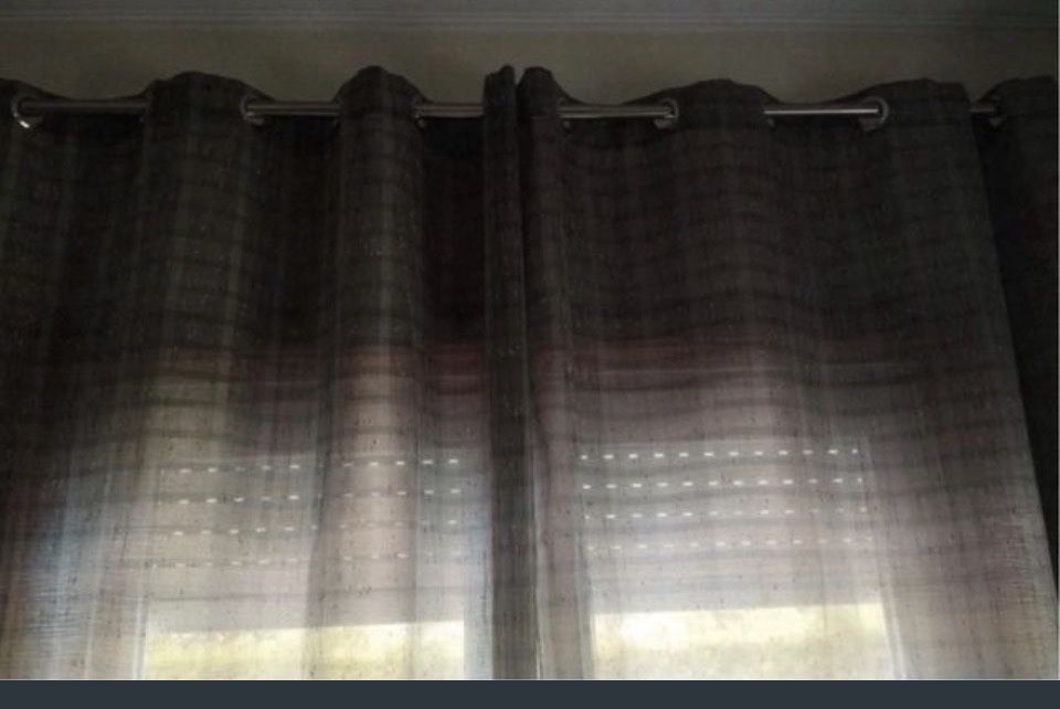 Cortinado duplo com um design moderno e elegante.