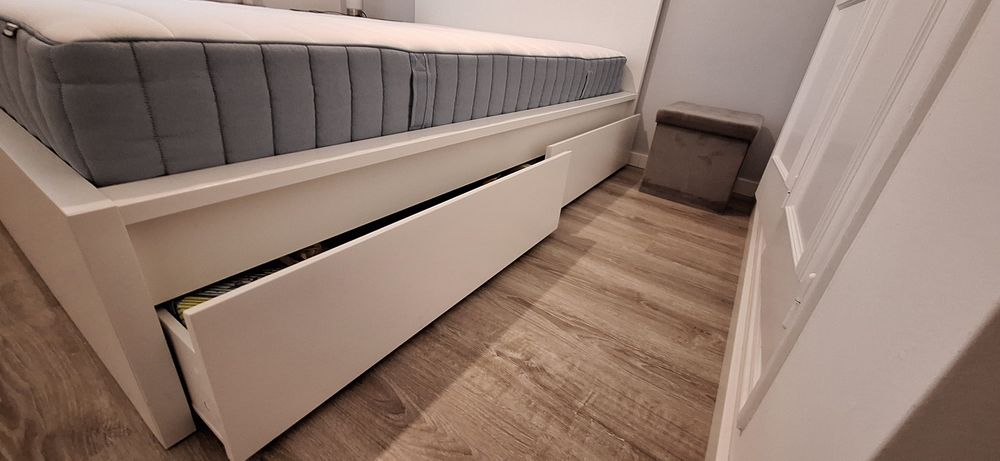 Cama de casal com colchão de molas ensacadas