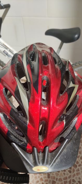 Bicicleta jovens com capacete