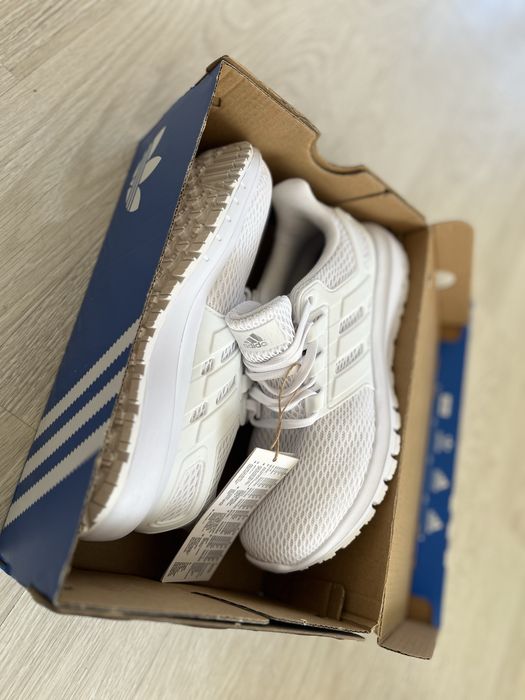 Кросівки adidas жіночі (добрий торг)