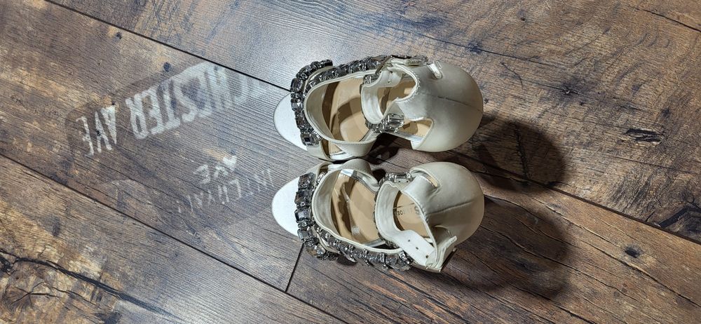 Asos angielskie szpilki sandały diamenty kamienie satynowe białe 40