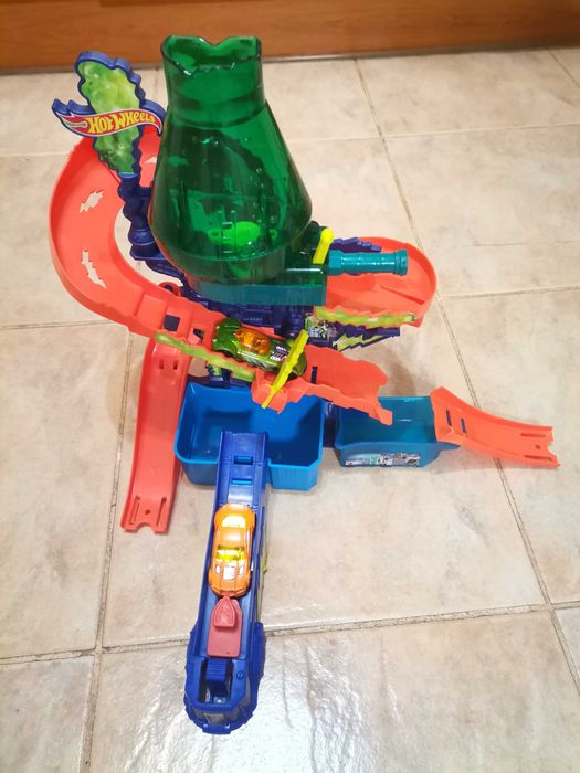Трек Hot Wheels Научная лаборатория