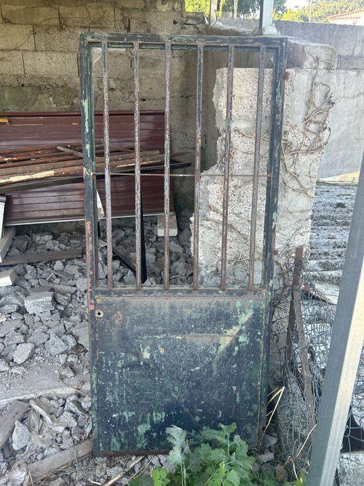 Portao de ferro com bastantes marcas de uso