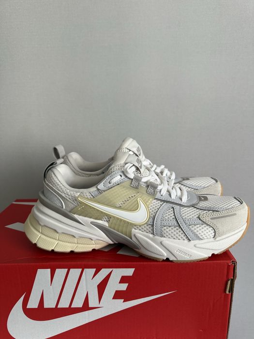 Жіночі кросівки оригінал  nike v2k run 37 розмір 24 см