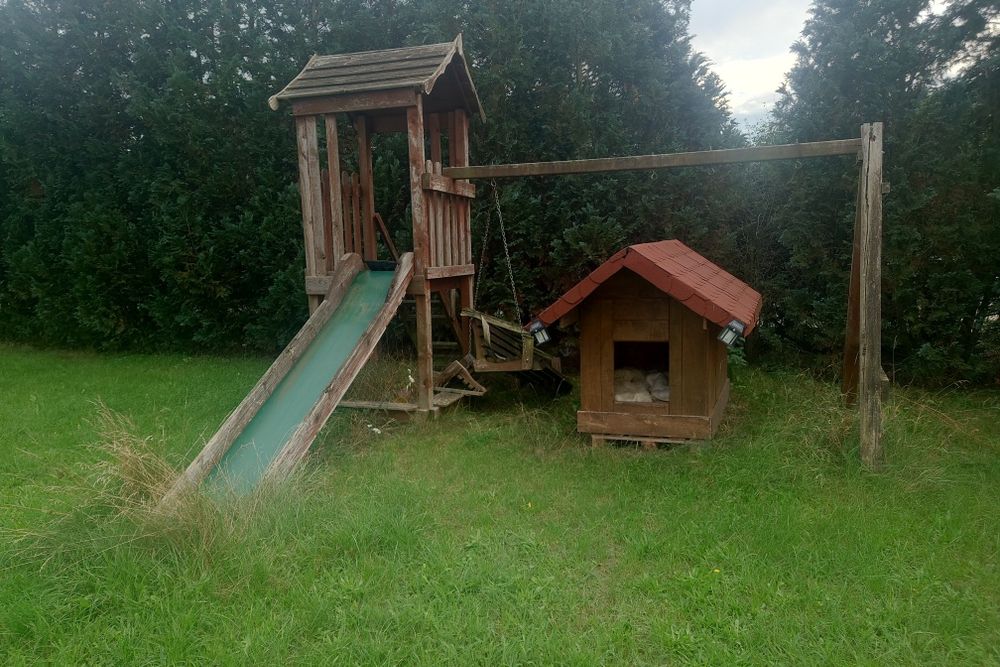 Plac zabaw  domek huśtawka piaskownica