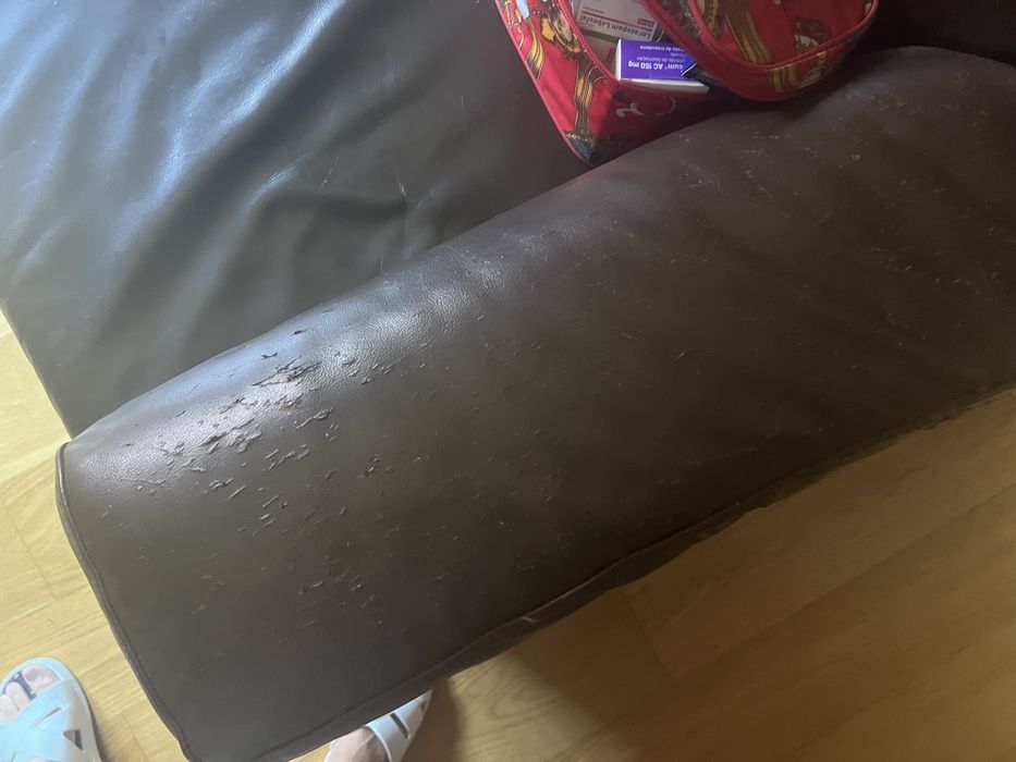 Sofa cama em pele castanho
