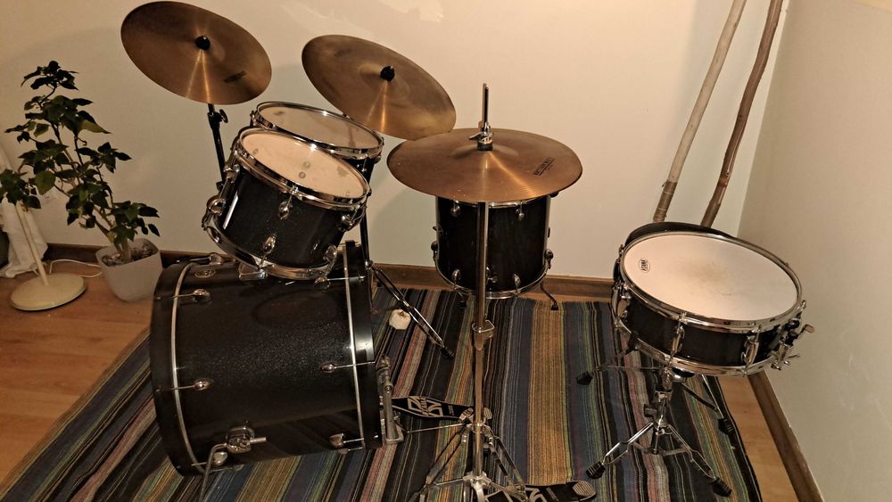 Bateria acústica TAMA completa – preta