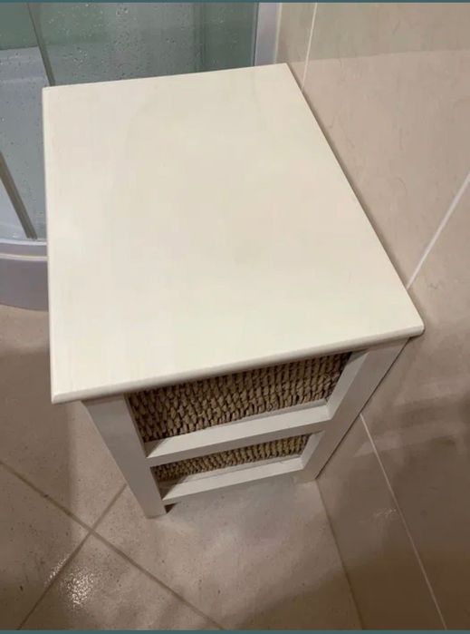 `Móvel Branco pequeno com 2 cestos de vime