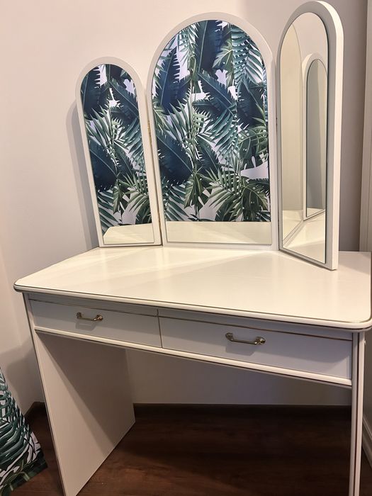 Toaletka biala złote elementy