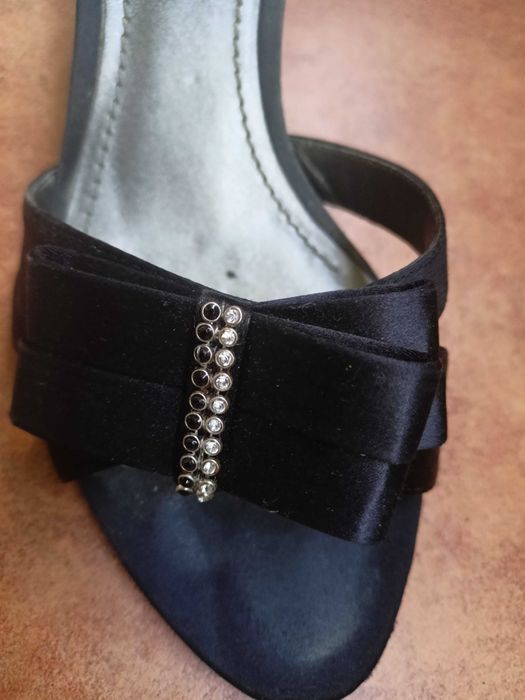 Klapki Nine West na obcasie