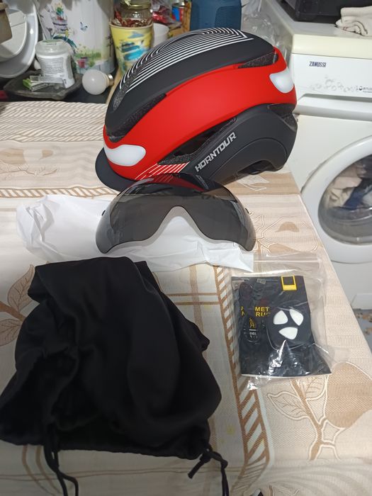 Capacete de ciclismo aerodinâmico Horntour com luz traseira integrada e viseira magnética.