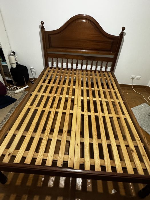 Cama de madeira maciça