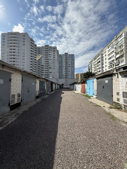 Продам капітальний гараж в центрі міста! Право власності