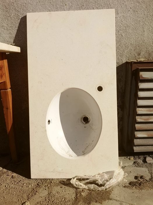 Lavatório embutido em pedra