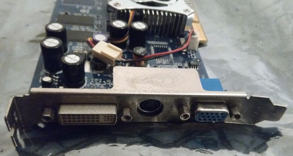 Placas gráficas GeForce FX5200 e FX560064740591252099122