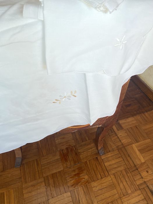 Toalha de mesa redonda com guardanapos