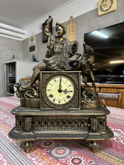 Relógio em bronze motivo caçador de corda