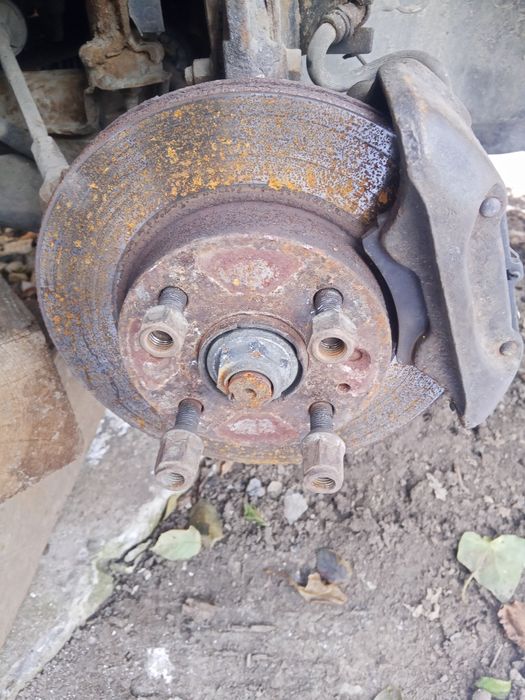 Суппорта-тормозные диски и колодки Мазда323F 1993г. Слепая