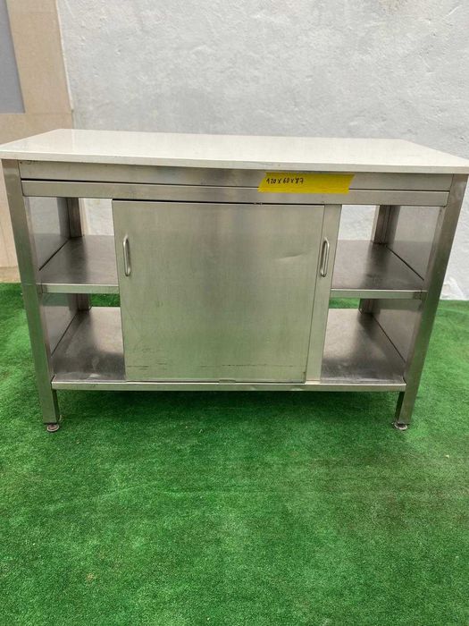 Bancada neutra em inox com tampo em corian, portas e prateleira
