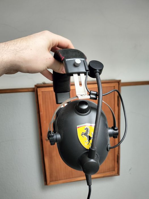 Kit volante e headphones Ferrari