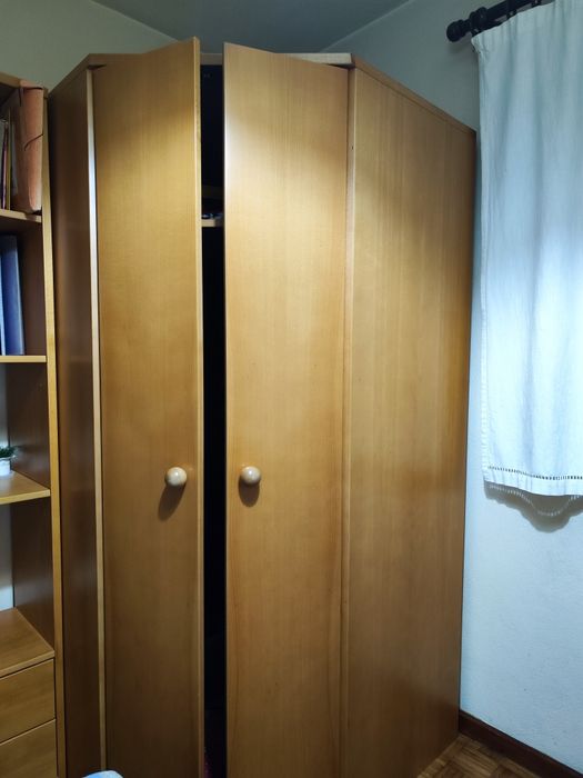 Roupeiro de canto em madeira faia