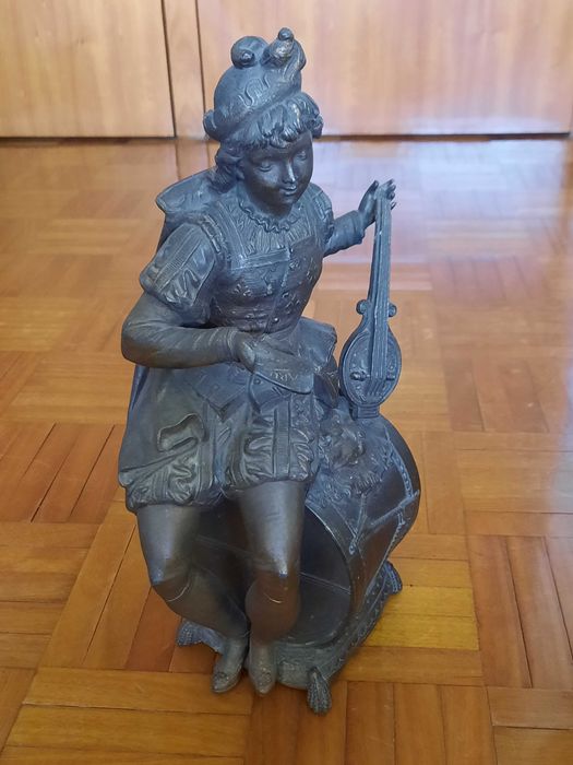 Estátua decorativa - músico antigo