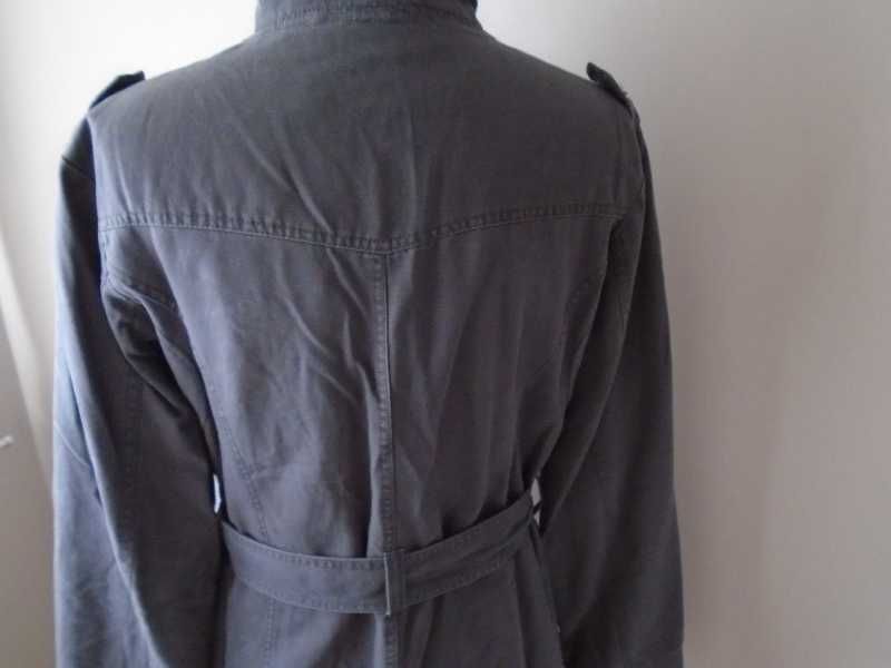 Casaco gabardine estilo militar cinzento