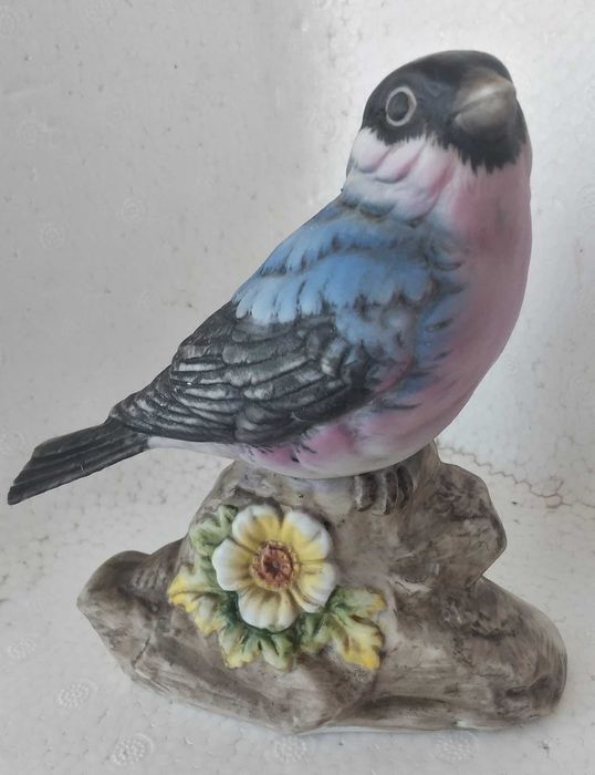 Pássaros em biscuit pintados à mão