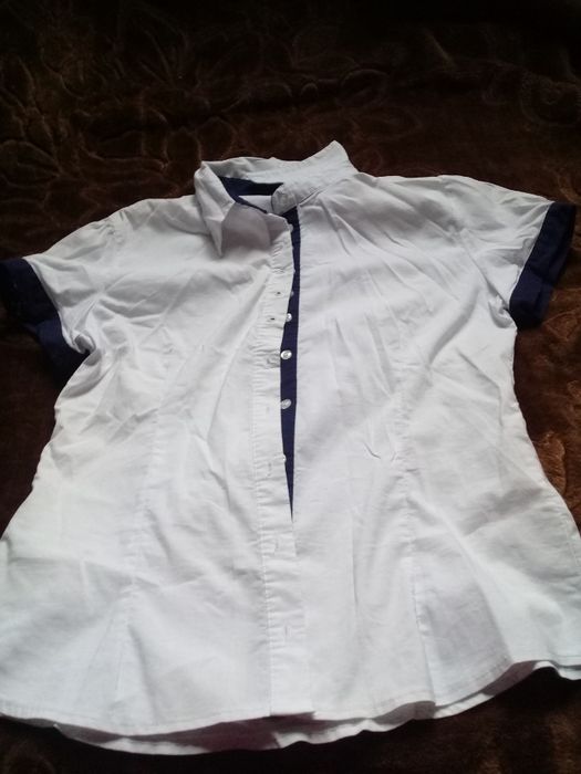 Biała koszula z granatowymi dodatkami