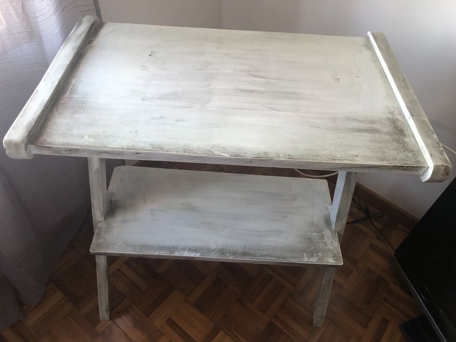 Mesa toda em madeira muito antiga com pintura recente para televisão