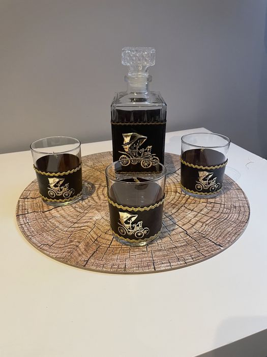 Karafka i szklanki do Whisky.