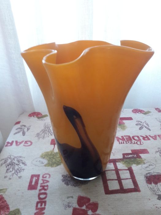 Vaso de flores em vidro soprado