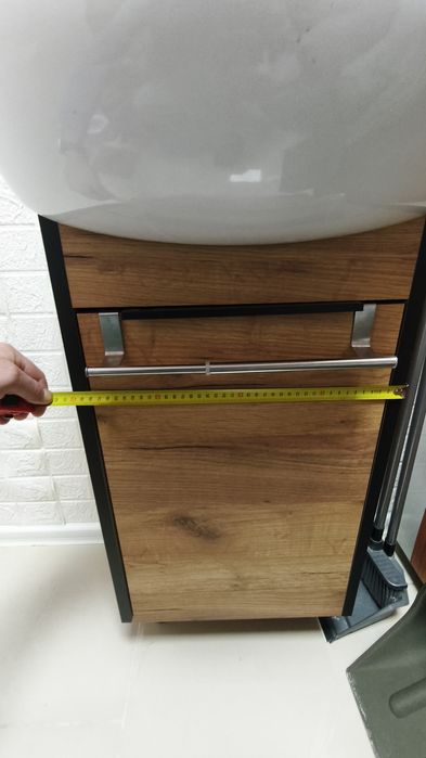 Раковина з тумбою за змішувачем